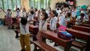 Siswa berpartisipasi dalam kelas di sekolah umum di Kota Quezon, Filipina pada Rabu (2/11/2022). Jutaan siswa kembali ke sekolah umum di seluruh Filipina saat pemerintah memberlakukan kembali pembelajaran di kelas secara tatap muka setelah lebih dari dua tahun lockdown akibat pandemi virus corona. (AP Photo/Aaron Favila)