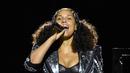 Penyanyi Alicia Keys saat menghibur penonton dalam acara WE Day California di Inglewood, California, AS (27/4). WE Day merupakan ajang apresiasi bagi pemuda yang membuat perbedaan dalam komunitas lokal dan global mereka. (AP Photo/Chris Pizzello)