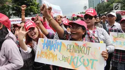 Momen saat massa pro Basuki Tjahaja Purnama atau Ahok yang tergabung dalam Komunitas Bangsa Bersatu ketika melakukan aksi di depan PN Jakarta Utara, Senin (26/2). Mereka meminta Ahok dibebaskan (Liputan6.com/Arya Manggala)