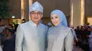 Adelia Pasha turut didapuk sebagai bridesmaid mengenakan kebaya brokat model kurung yang dipadukan songket sebagai selendang, dan hijab warna senada. [@adeliapasha_].