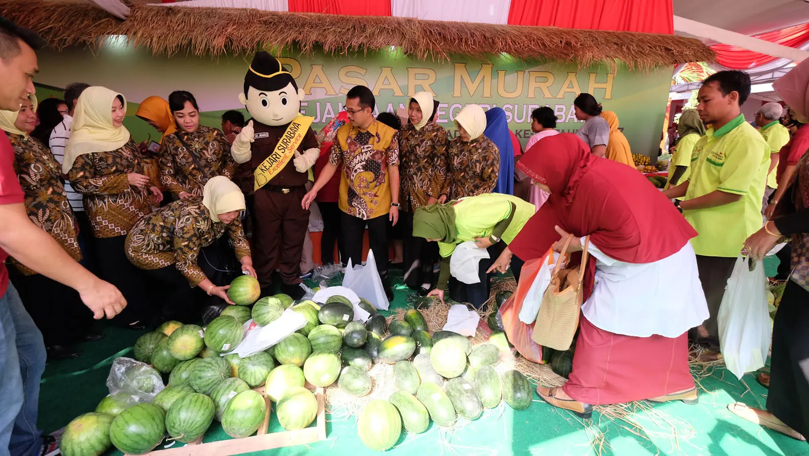 Semua buah dijual Rp 10 ribu di Pasar Murah Kejati Jawa Timur (Foto: Liputan6.com/Dian Kurniawan)