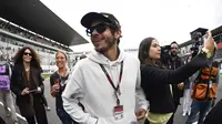 Legenda MotoGP, Valentino Rossi, kembali menunjukkan dirinya di MotoGP Portugal 2022. Ini merupakan kehadiran perdana Rossi di gelaran MotoGP usai pensiun pada musim lalu. (AP Photo/Jose Breton)