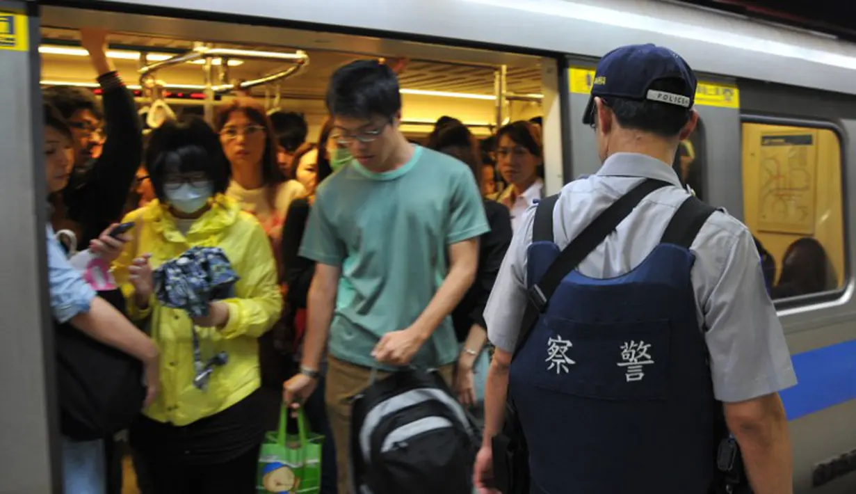 Dengan sebilah pisau, pemuda itu melakukan serangan membabi buta yang menewaskan empat orang dan melukai 21 orang lainnya di Taipei, Taiwan, Rabu (21/5/14). (AFP PHOTO/Mandy Cheng)