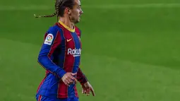 Penyerang Barcelona, Antoine Griezmann berlari saat berhadapan dengan Real Sociedad pada pertandingan lanjutan La Liga Spanyol di stadion Camp Nou di Barcelona, Spanyol, Kamis (17/12/2020). Griezmann terlihat percaya diri dengan rambut kepangnya saat ini. (AP Photo/Joan Monfort)