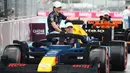 Pembalap Red Bull Racing, Max Verstappen (kanan) dan Yuki Tsunoda melakukan parede mobil lego sebelum balapan Formula 1 GP Miami 2025 yang berlangsung di Sirkuit Autodromo, Miami, Florida, Minggu (04/05/2025) waktu setempat. (AFP/Mark Thompson)