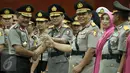 Kapolri Jenderal (Pol) Badrodin Haiti (kiri) berjabat tangan dengan Komjen Pol Budi Waseso (kedua kiri) ditemani Komjen Pol Anang Iskandar usai upacara serah-terima jabatan di Aula Rupatama Mabes Polri, Jakarta, Senin (7/9). (Liputan6.com/Faizal Fanani)