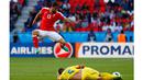 Pemain Swiss, Ricardo Rodriguez (kiri) menghindar dari terjangan pemain Rumania pada laga Grup A Piala Eropa 2016 di Parc des Princes, Paris, Rabu (15/6/2016) WIB. (REUTERS/Kai Pfaffenbach)