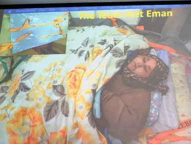 Sebuah layar memperlihatkan kondisi perempuan Mesir, Eman Ahmed Abd El Aty, yang tengah memulai persiapan untuk melakukan operasi darurat penurunan bobot, dalam konferensi pers di Rumah Sakit Saifee, Mumbai, India, Senin (13/2). (Indranil Mukherjee/AFP)