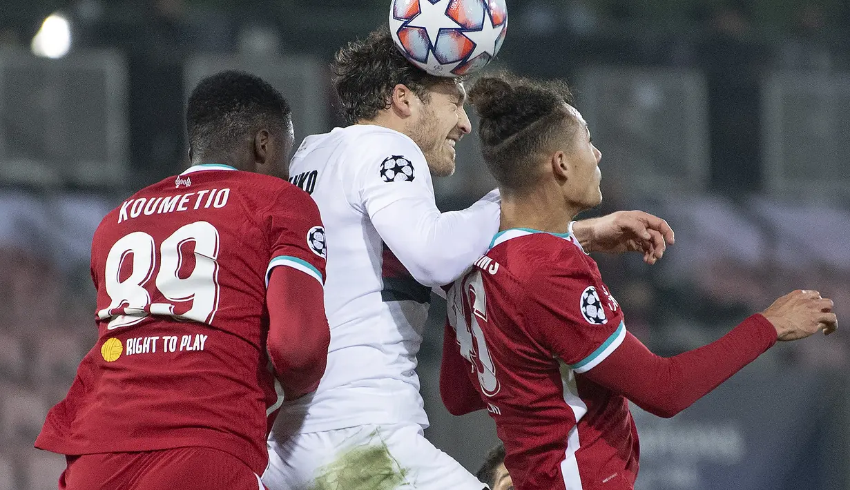 Pemain Midtjylland, Erik Sviatchenko berebut bola udara dengan dua pemain Liverpool, Billy Koumetio dan Rhys Williams pada pertandingan Grup D Liga Champions di MCH Arena di Herning, Denmark, Kamis (10/12/2020). Liverpool bermain imbang atas Midtjylland 1-1. (Bo Amstrup/Scanpix via AP)