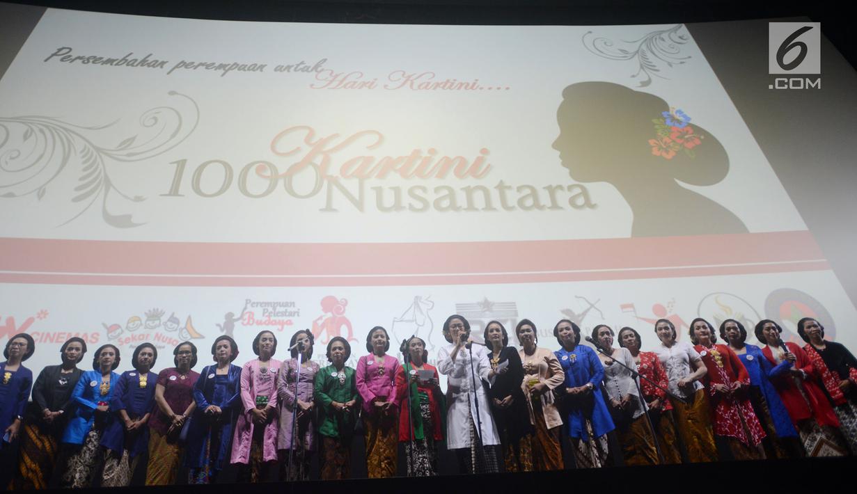 Penari dengan baju kebaya menari ondel-ondel di Auditorium CGV Cinemas, Grand Indonesia, Jakarta, Sabtu (21/4). Rangkaian acara 1000 Kartini Nusantara ini untuk memperingati Hari Kartini. (Merdeka.com/Imam Buhori)