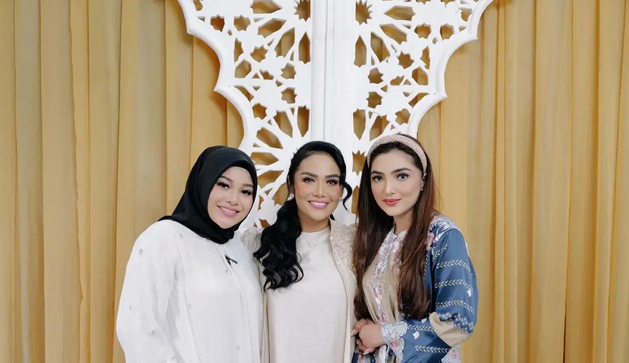 Rayakan momen idul adha bersama, Ashanty dan Kris Dayanti kompak kenakan busana modest nuansa lembut. [@ashanty_ash/@krisdayantilemos/@aurelie.hermansyah]