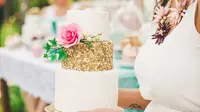 Bingung memilih seperti apa kue pengantin yang tepat di hari pernikahan nanti? Simak tipsnya berikut ini. (Foto: Bridestory.com)