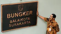 Wali Kota Solo, FX Hadi Rudyatmo sedang mengecek papan nama bungker.(Liputan6.com/Fajar Abrori)