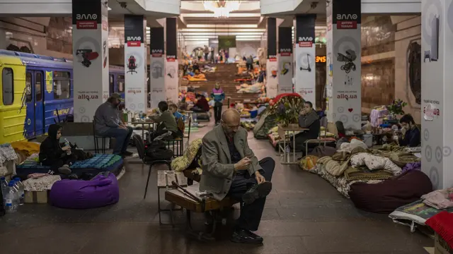 Sebagian Pengungsi Ukraina Masih Bertahan di Stasiun Kereta Bawah Tanah Kharkiv