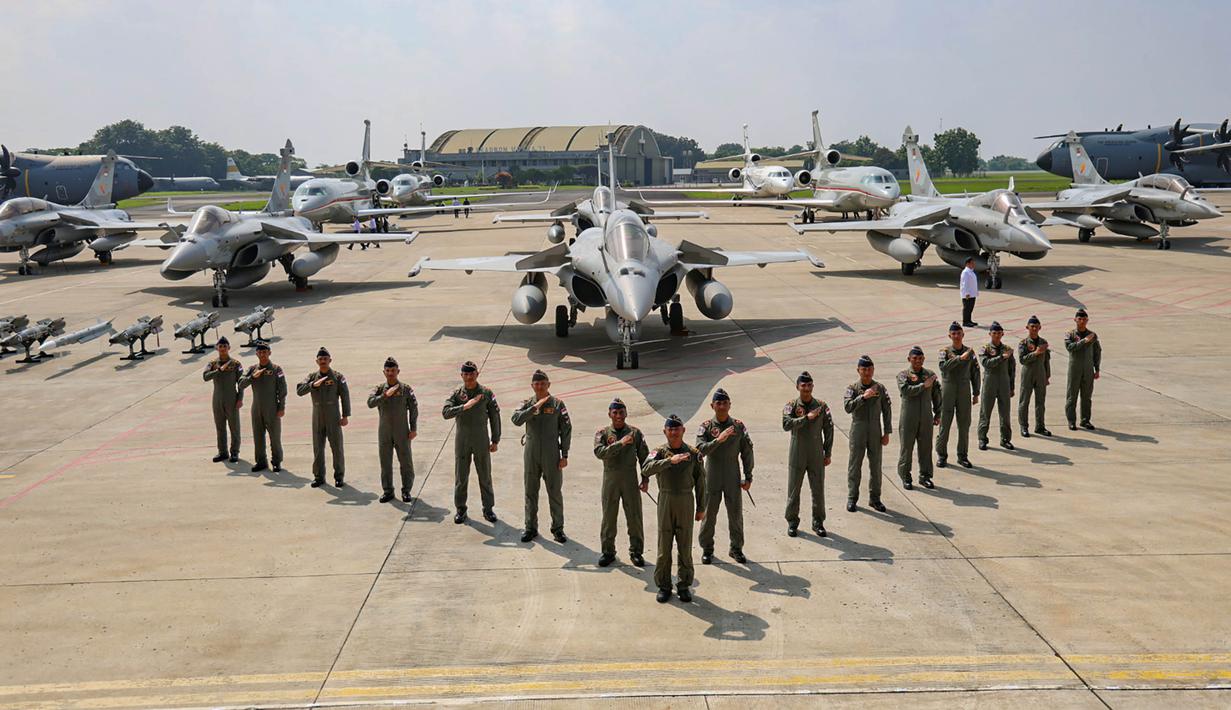 Personel TNI AU berpotret berbareng berlatar pesawat tempur Rafale, Falcon 8X dan pesawat kargo Airbus A400M MRTT berderet di Pangkalan Udara (Lanud) Halim Perdanakusuma, Jakarta, Senin (18/5/2026). (Biro Pers Sekretariat Presiden)