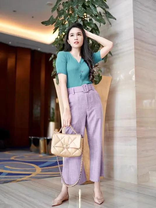 Lilac dan turquoise adalah perpaduan warna yang manis untuk kamu yang suka simpel. [@sandradewi88].
