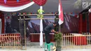 Warga menyelesaikan pembuatan tempat pemungutan suara (TPS) di Kampoeng Pemilu Nusantara, Depok, Jawa Barat, Selasa (16/4). Panitia dan warga membuat TPS bernuansa kampung nusantara untuk membuat masyarakat tertarik menggunakan hak pilihnya pada Pemilu 2019. (Liputan6.com/Immanuel Antonius)