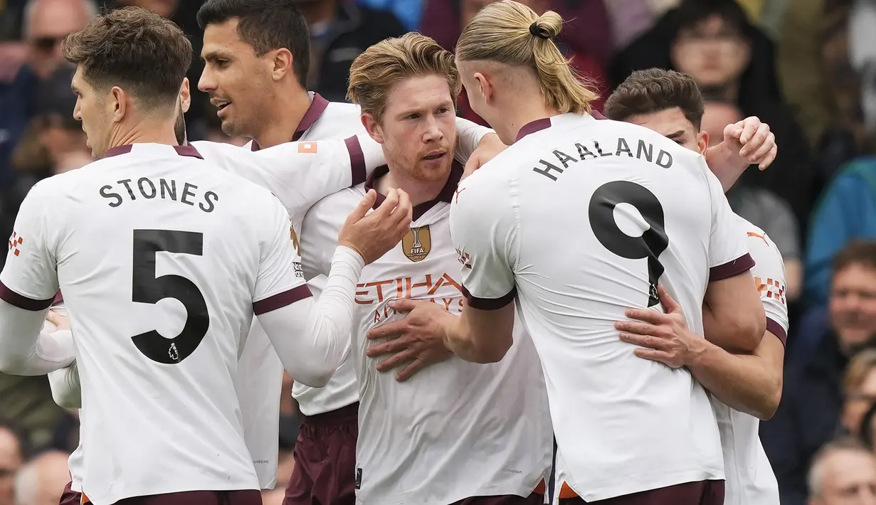 Selebrasi para pemain Manchester City setelah Kevin De Bruyne (tengah) mencetak gol penyeimbang 1-1 ke gawang Crystal Palace pada laga pekan ke-32 Premier League 2023/2024 di Selhurst Park stadium, London, Sabtu (6/4/2024). (AP Photo/Frank Augstein)