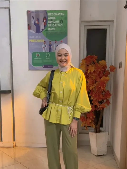 OOTD selanjutnya Revalina mengenakan kemeja yang diikat bagian pinggangnya. Selain mempermanis tampilan, ikatan tersebut juga membuat penampilannya lebih menarik. [Foto: Instagram/vatemat]