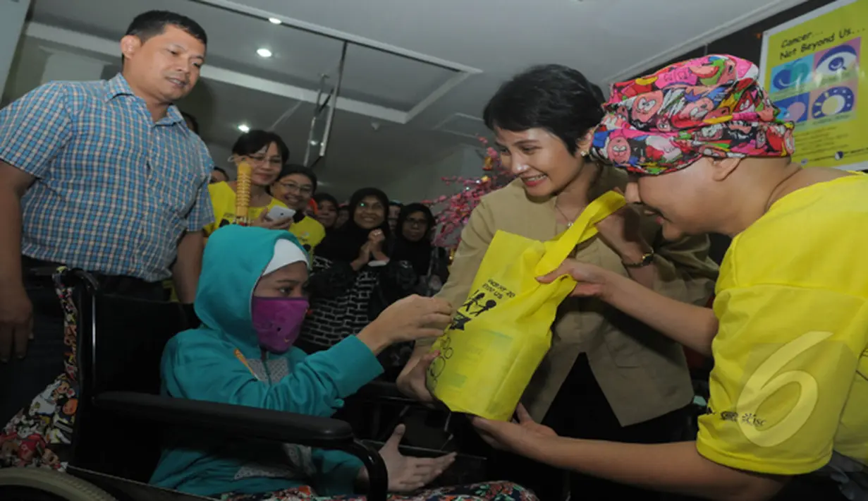 Ria Irawan memberikan bingkisan pada anak yang menderita kanker pada Peringatan Hari kanker Sedunia, Jakarta, Rabu (4/2/2015). (Liputan6.com/Herman Zakharia)