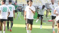 Gelandang Persebaya Surabaya, Song Ui-young, saat berlatih bersama skuad Bajul Ijo. (Bola.com/Wahyu Pratama)