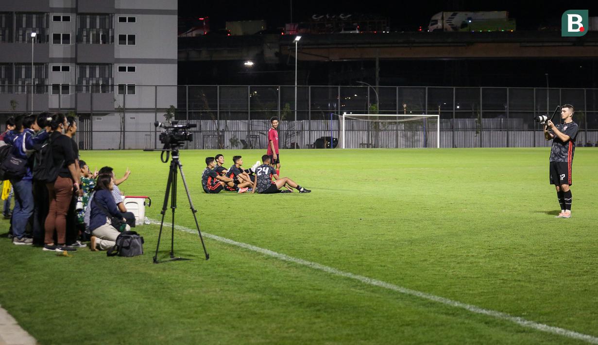 Pemain Persija Jakarta, Ondrej Kudela memotret awak media saat sesi latihan menjelang laga terakhir BRI Liga 1 2022/2023 di lapangan latih Jakarta International Stadium (JIS), Kamis (13/04/2023). Macan Kemayoran akan menjamu PSS Sleman di Stadion Utama Gelora Bung Karno (SUGBK) pada Sabtu (15/04/2023). (Bola.com/Bagaskara Lazuardi)