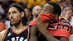 Pemain Toronto Raptors, Terrence Ross dan Luis Scola, menyaksikan timnya berlaga melawan Cleveland Cavaliers pada Final Wilayah Timur, NBA Playoffs 2016 di Quicken Loans Arena, Rabu (18/5/2016) WIB. Cavs menang 115-84.(Ken Blaze-USA TODAY Sports/Reuters)
