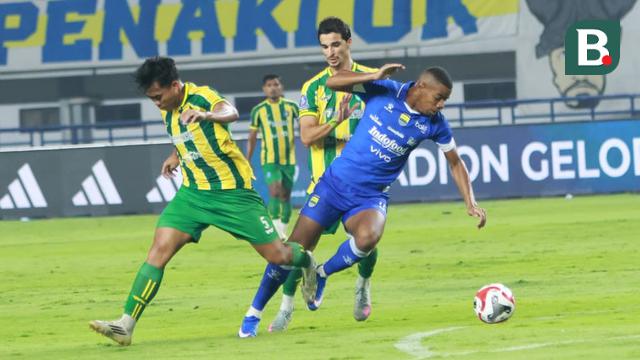 Persib Bandung melawan PSBS Biak.