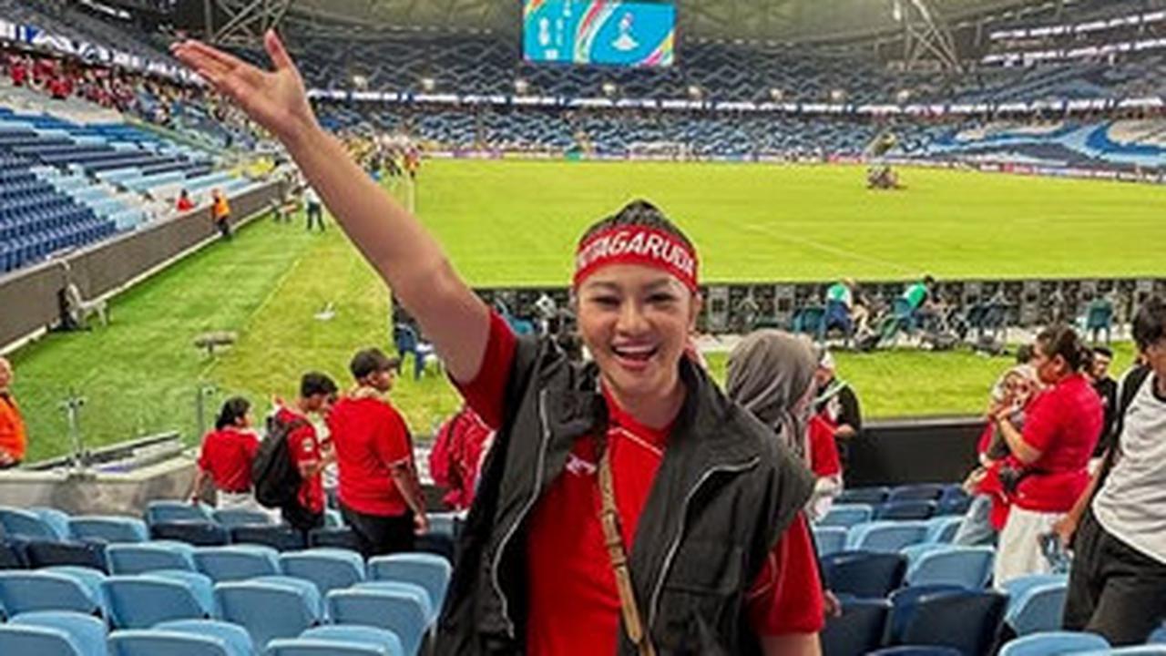 Potret Fitri Carlina Sudah Tiba di Osaka, Siap Dukung Langsung Timnas Indonesia Vs Jepang di Stadion