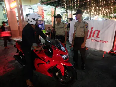 Petugas kepolisian berjaga di sekitar kawasan pendestrian Malioboro, Senin (4/4). Penjagaan dilaksanakan untuk mengantisipasi kendaraan yang parkir di kawasan pendestrian yang telah ditutup sejak hari ini. (Liputan6.com/Boy Harjanto)