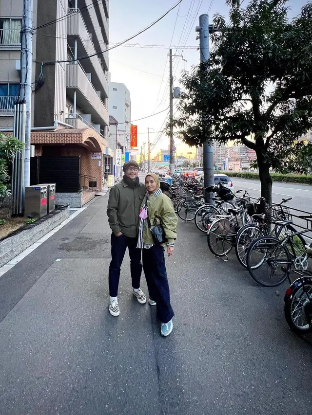 Enno Lerian dan keluarga liburan di Jepang