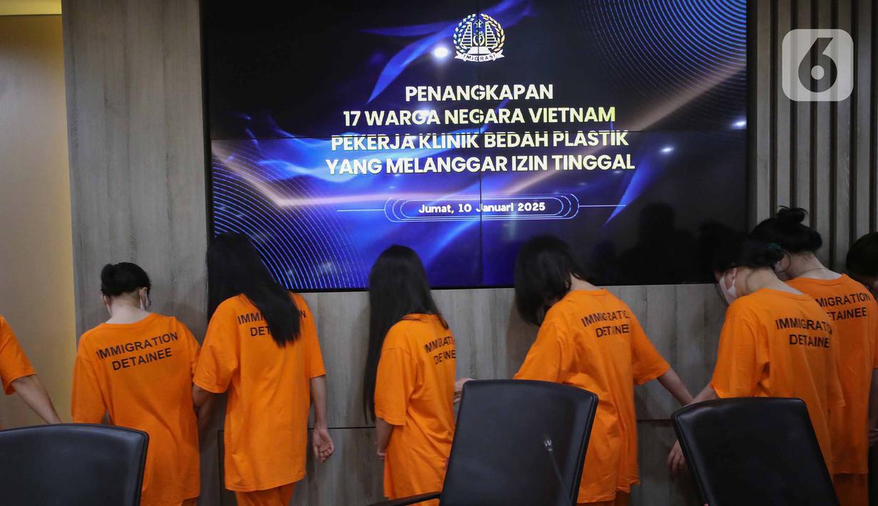 Direktorat Jenderal (Ditjen) Imigrasi menangkap 17 orang Warga Negara (WN) Vietnam yang diduga menyalahgunakan izin tinggal keimigrasian. (Liputan6.com/Angga Yuniar)