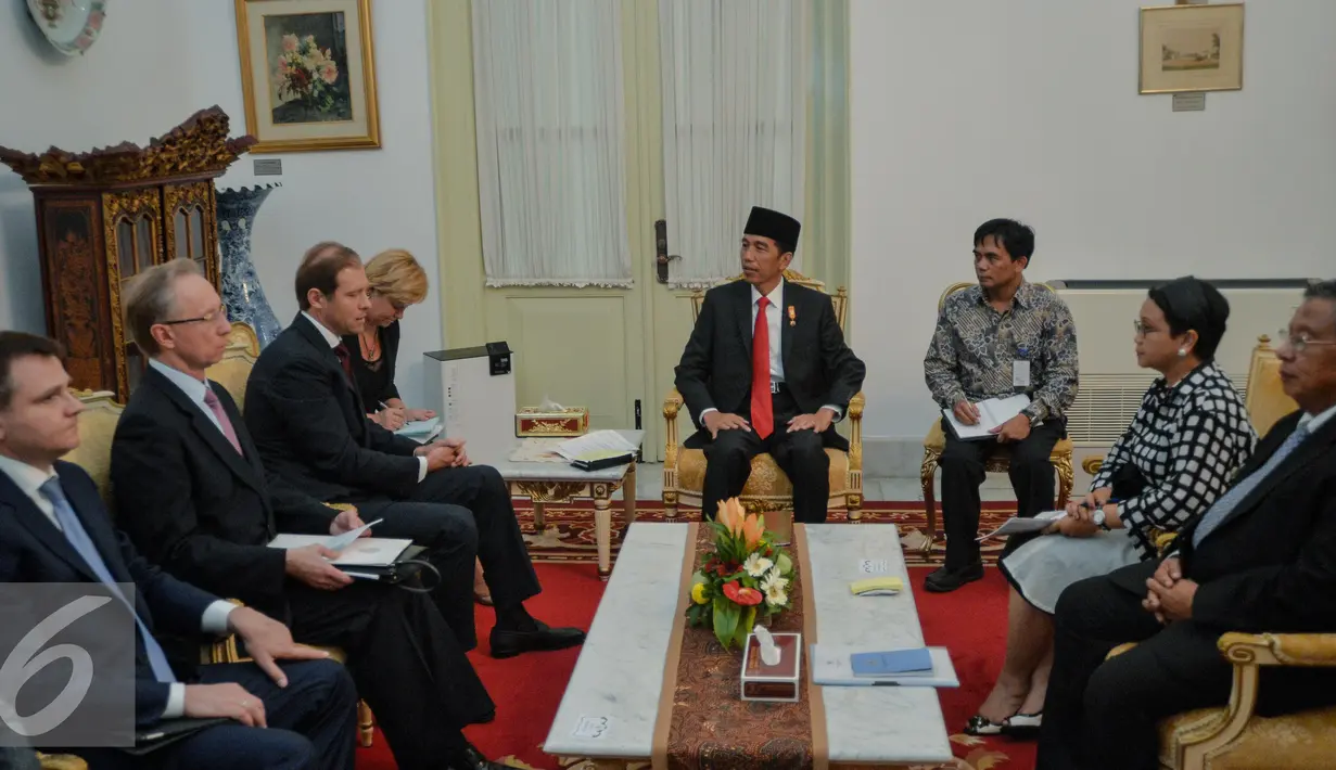 Presiden Joko Widodo berbincang dengan Menteri Perindustrian dan Perdagangan Rusia Denis Manturov beserta delegasi di Istana Merdeka, Jakarta, Jumat (7/1/2016). Pertemuan membahas kerjasama pengolahan hasil pertambangan. (Liputan6.com/Faizal Fanani)