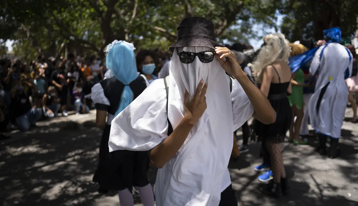<p>Seorang penggemar anime dan video game Kuba berpakaian seperti pahlawan atau karakter favorit mereka, berpose saat parade Cosplay di sela-sela Pameran Buku Internasional Havana, di Havana, Sabtu (23/4/2022). (AP Photo/ Ramon Espinosa)</p>