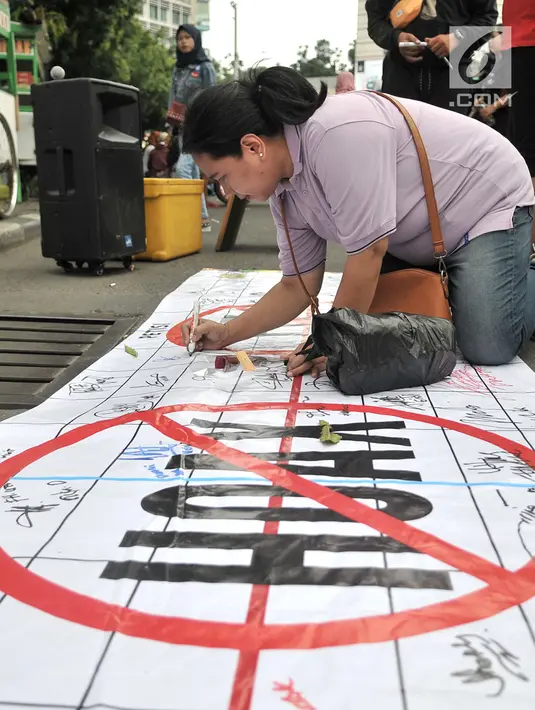 Warga menandatangani kampanye Pemilu Damai pada CFD di kawasan Bundaran HI, Jakarta, Minggu (17/3). Kampanye digelar Gerakan Kebijakan Pancasila mengajak masyarakat untuk mengawasi pemilu agar berjalan damai. (merdeka.com/Iqbal S Nugroho)
