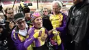 Pesepeda asal Perancis, Robert Marchand ( 105 tahun), bereaksi setelah mencapai finish di sebuah velodrom di Saint-Quentin-en-Yvelines, dekat Paris, Rabu (4/1). Marchand berhasil memecahkan rekor bersepeda 22,5 km selama satu jam. (PHILIPPE LOPEZ/AFP)