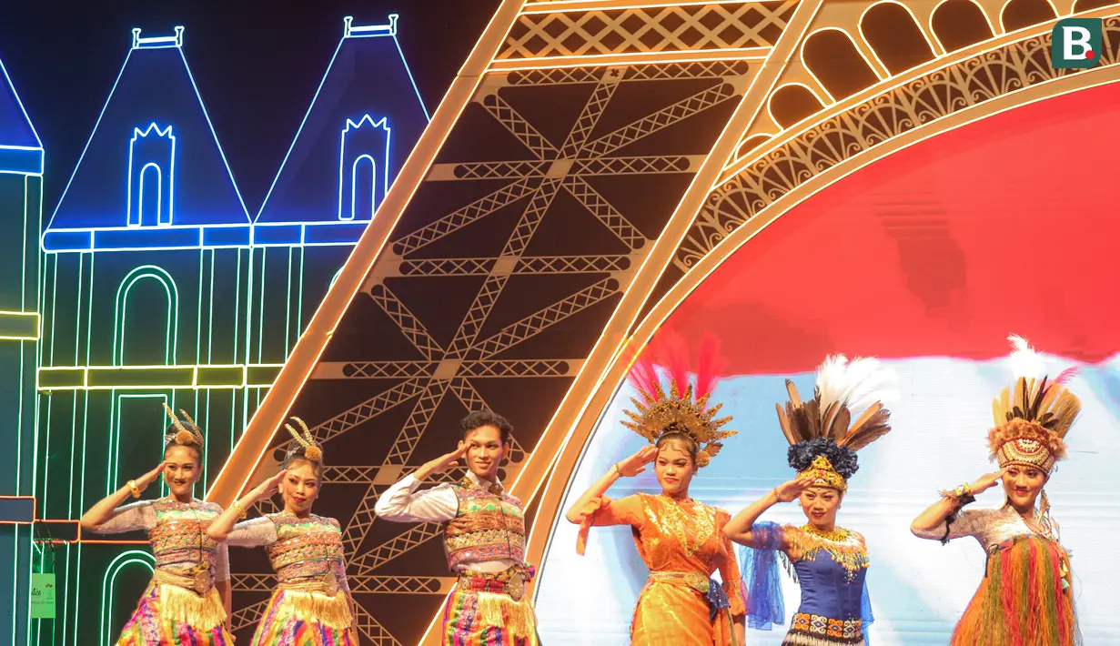 Pertunjukan tari tradisional saat acara peresmian Aice sebagai es krim ofisial Tim Indonesia di Olimpiade 2024 di Djakarta Theater XXI, Jakarta, Jumat (05/07/2024). (Bola.com/Bagaskara Lazuardi)