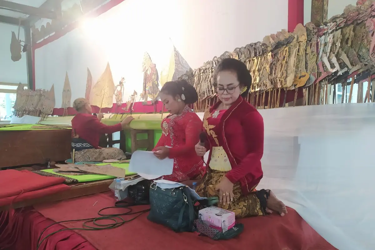 Salah satu dalang cilik memainkan lakon wayang dalam Festival Dalang Cilik saat Hari Wayang Nasional di Kudus tahun 2023. (Liputan6.com/Arief Pramono)