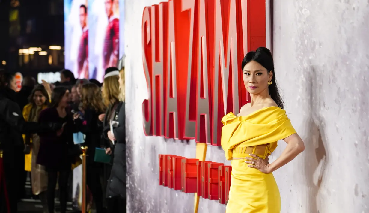Artis China-Amerika Lucy Liu berpose untuk fotografer setibanya di pemutaran perdana film 'Shazam! Fury of the Gods' di London, Selasa (7/3/2023). Lucy Liu melengkapi penampilannya dengan sepasang sepatu hak platform emas dan dilengkapi dengan sepasang anting-anting lingkaran yang serasi. (Photo by Alberto Pezzali/Invision/AP)