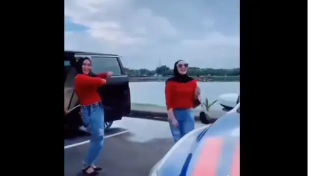 Usai Memaki Siswi Magang dan Minta Maaf, Beredar Video Istri Polisi Luluk Nuril Naik Alphard Dikawal Patwal.