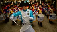 Seorang anak mengenakan seragam memimpin grupnya untuk memukul drum saat perayaan La Tamborrada di kota Basque San Sebastian, Spanyol (20/1). Acara ini bertujuan untuk menghormati santo pelindung mereka. (AP Photo / Alvaro Barrientos)