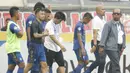 Pelatih Persib, Emral Abus, saat melawan Semen Padang pada laga Liga 1 Indonesia di Stadion Si Jalak Harupat, Bandung, Sabtu, (9/9/2017). Persib ditahan imbang 2-2 oleh Semen Padang. (Bola.com/M Iqbal Ichsan)