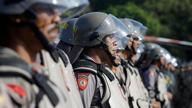 Petugas Kepolisian RI mengikuti apel kesiapan pengamanan gelaran Annual Meetings IMF-World Bank di Bali, Kamis (4/10). Indonesia menjadi tuan rumah Pertemuan tahunan IMF dan Bank Dunia yang dilaksanakan pada 8 - 14 Oktober 2018. (AP/Firdia Lisnawati)