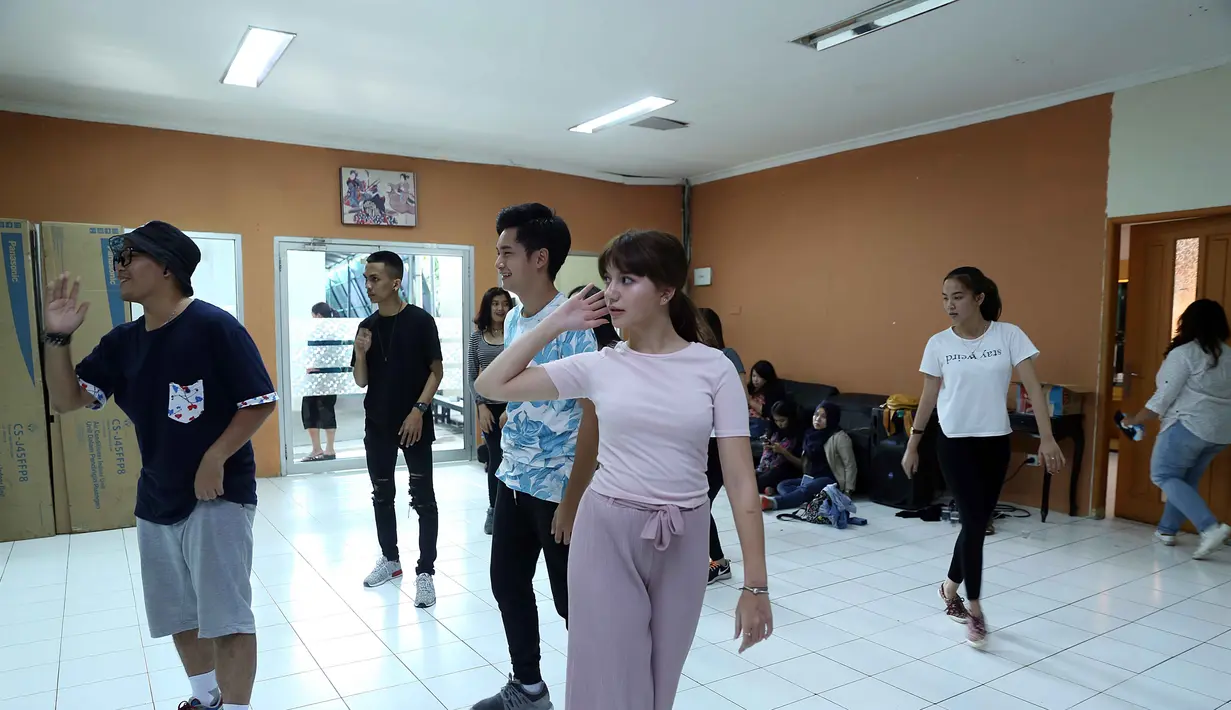 "Berterima kasih banget buat SCTV, Bu Siwi dan Kak Afgan juga. Untuk tampil di acara HUT SCTV ke-26 ini aja kan udah spesial banget, sebuah kehormatan," tambah Cassandra Lee. (Nurwahyunan/Bintang.com)