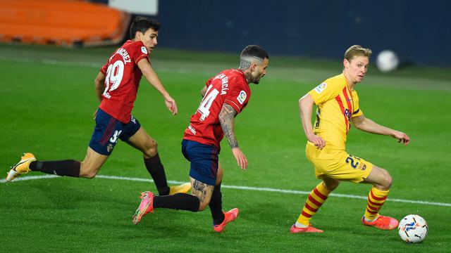 FOTO: Menang 2-0 atas Osasuna, Barcelona Terus Kejar Atletico Madrid - Frenkie de Jong