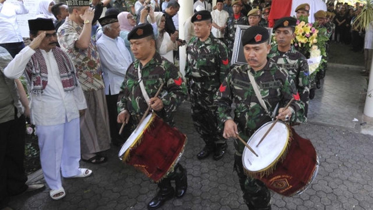 Prajurit TNI AD antar jenazah Adnan Buyung ke TPU Tanah Kusir