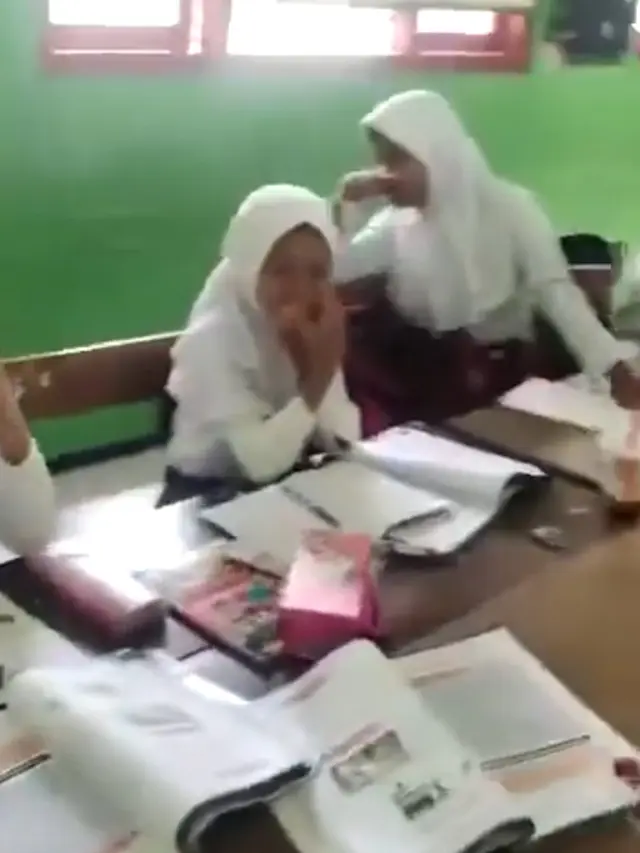Bocah SD Bawa Bekal Ulat Sagu Goreng