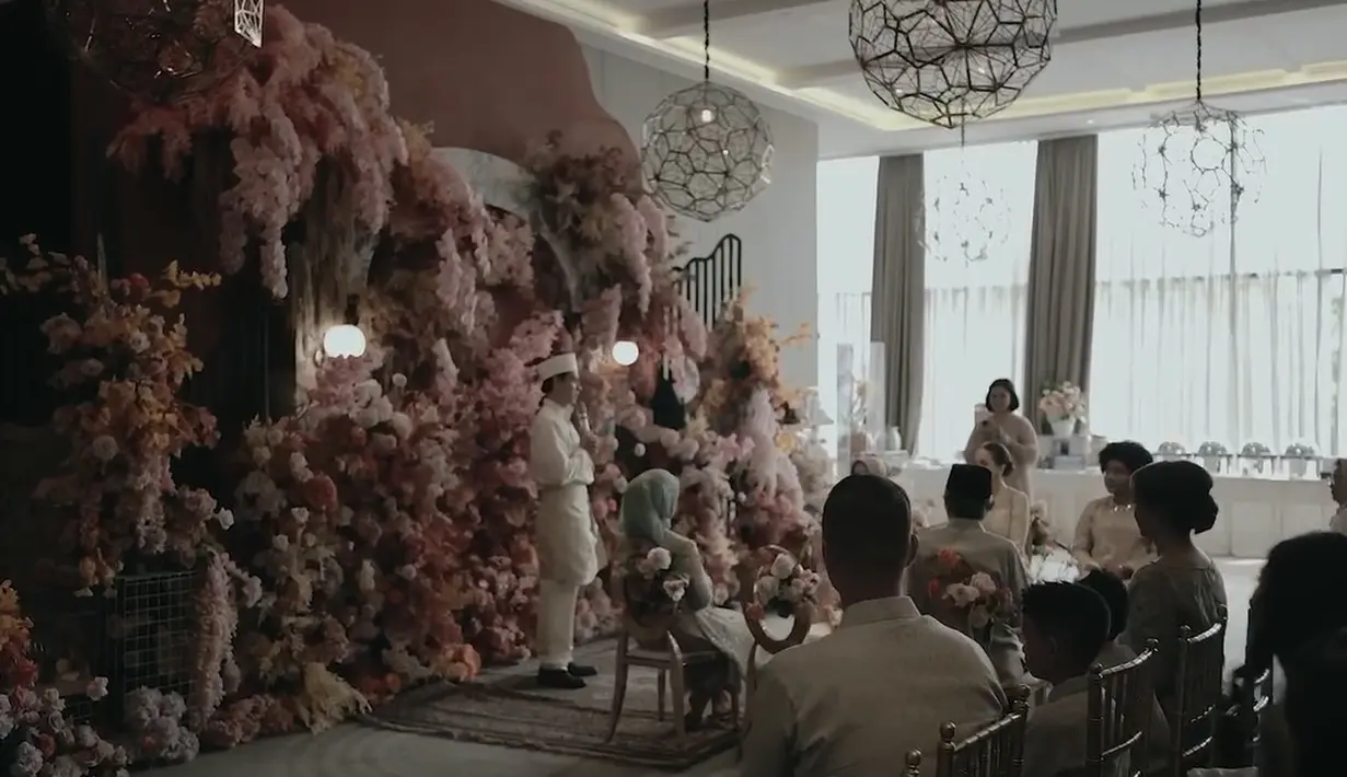 Suasana lamaran Enzy dan Molen. Ruangan tempat acara didekorasi dengan banyak bunga-bunga. Momen Molen saat mengutarakan niatnya untuk mempersunting Enzy yang selama dua tahun belakangan ini dipacarinya. [Instagram/enzystoria]