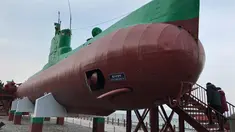 Pengunjung menaiki sebuah kapal selam Korea Utara yang dipamerkan di "Taman Unifikasi" tepi laut di Gangneung, Korea Selatan, (18/2). Pameran kapal selam ini diadakan dekat acara skating, hoki dan curling Olimpiade Pyeongchang 2018. (AP Photo/Johnson Lai)