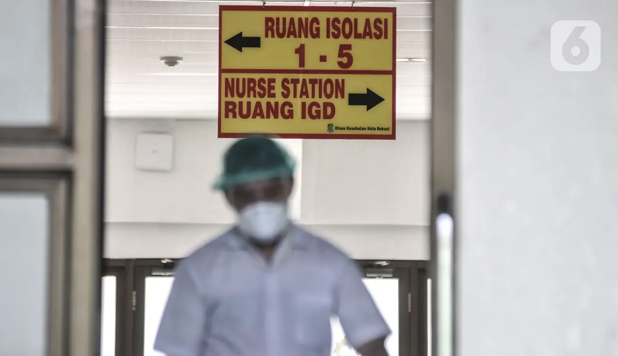 Tenaga medis dengan alat pelindung diri di Pusat Rawat Isolasi Khusus Mandiri di Stadion Patriot Candrabhaga, Bekasi, Rabu (23/9/2020). Dinas Kesehatan Bekasi telah menyiapkan 57 tempat tidur di rumah sakit darurat itu sebagai sarana isolasi mandiri pasien Covid-19. (merdeka.com/Iqbal Nugroho)